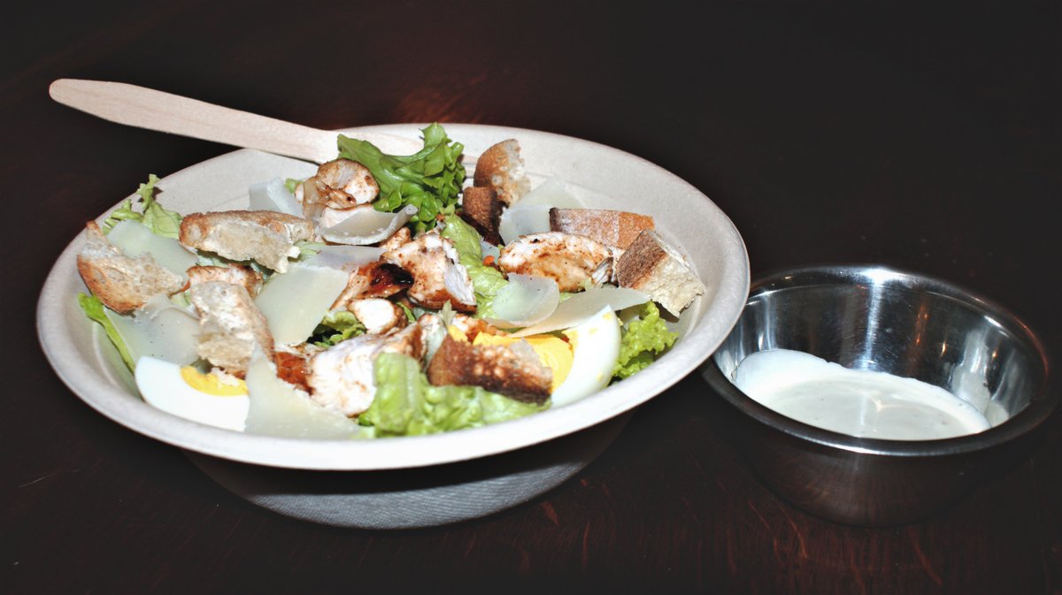 MaraiSnack's tweet photo. Aujourd'hui on vous présente un de nos plats fétiches, la salade césar (l'originale bien-sûr) !🙃

À découvrir très bientôt dès l'ouverture du MaraiSnack...
Sans oublier que tous les ingrédients sont issus du circuit court, locaux, frais et de saison ! 🍴🥗

#MaraiSnack https://t.co/Jof46pAksL