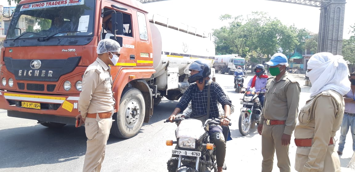 mathurapolice's tweet photo. #sspmta @GroverGauravIPS के निर्देशन में #Co_ref @Dspvarun_Upp द्वारा लॉकडाउन को प्रभावी बनाने के लिए #NH_02 , महुवन टोल प्लाजा आदि स्थानो पर चैकिंग कर उल्लंघन करने वाले के विरुद्द कार्यवाही की गई तथा कार्यरत पुलिसकर्मियो को प्रभावी चैकिंग करने के सम्बन्ध में ब्रीफ किया गया । https://t.co/GpUnFMF7RD