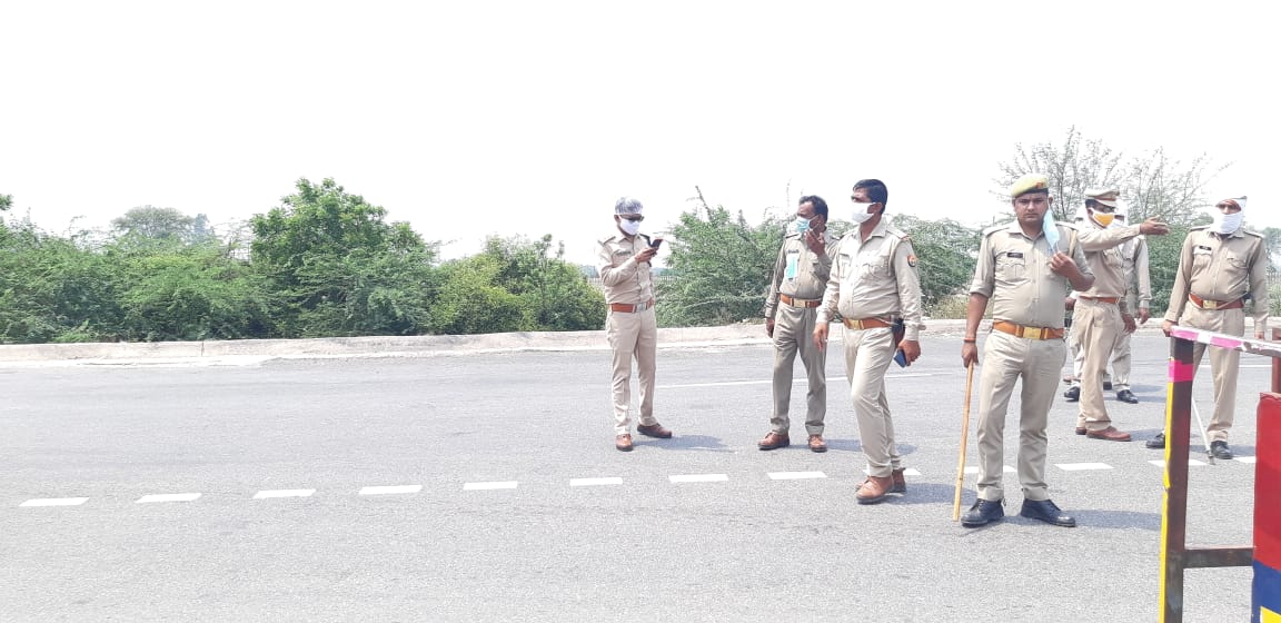 mathurapolice's tweet photo. #sspmta @GroverGauravIPS के निर्देशन में #Co_ref @Dspvarun_Upp द्वारा लॉकडाउन को प्रभावी बनाने के लिए #NH_02 , महुवन टोल प्लाजा आदि स्थानो पर चैकिंग कर उल्लंघन करने वाले के विरुद्द कार्यवाही की गई तथा कार्यरत पुलिसकर्मियो को प्रभावी चैकिंग करने के सम्बन्ध में ब्रीफ किया गया । https://t.co/GpUnFMF7RD