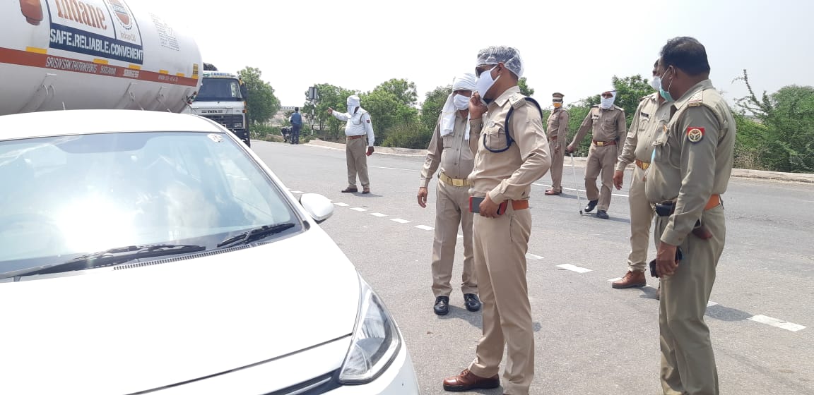 mathurapolice's tweet photo. #sspmta @GroverGauravIPS के निर्देशन में #Co_ref @Dspvarun_Upp द्वारा लॉकडाउन को प्रभावी बनाने के लिए #NH_02 , महुवन टोल प्लाजा आदि स्थानो पर चैकिंग कर उल्लंघन करने वाले के विरुद्द कार्यवाही की गई तथा कार्यरत पुलिसकर्मियो को प्रभावी चैकिंग करने के सम्बन्ध में ब्रीफ किया गया । https://t.co/GpUnFMF7RD