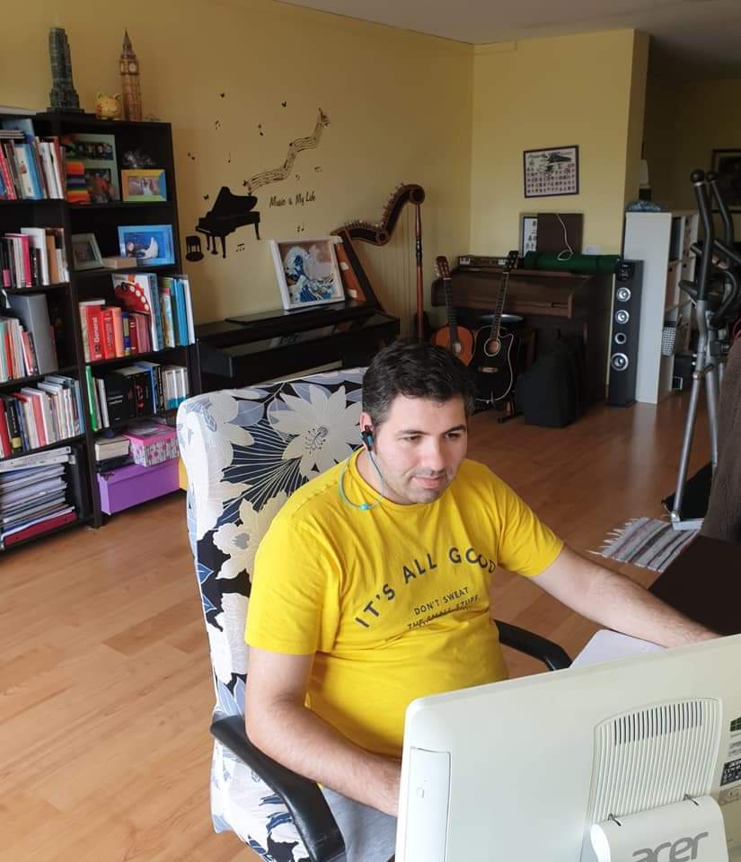 LaSalleInma's tweet image. Hoxe compartimos con todos vós esta foto que nos chega do profe Chema traballando. Como podedes ver o ritmo non para, os profes seguen ao pé do canón, traballando para facer aos nosos nenos e nenas a situación un pouquiño máis doada #SomosLaSalle #Inmaxina #LaSalleEnCasa