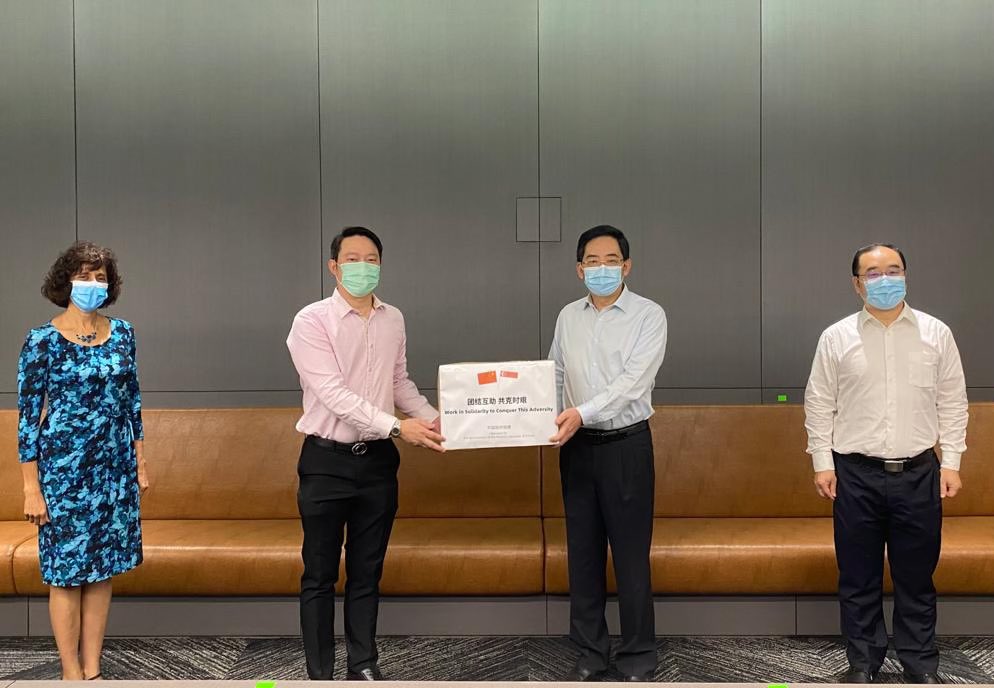 PMLam's tweet photo. Handover ceremony of China’s donation of 500,000 surgical masks and 100,000 KN95 masks to Singapore.  Mutual assistance and cooperation are crucial during this period. We will continue to work closely with China and the global community to overcome the COVID-19 pandemic. https://t.co/0Nz2i1OZH9