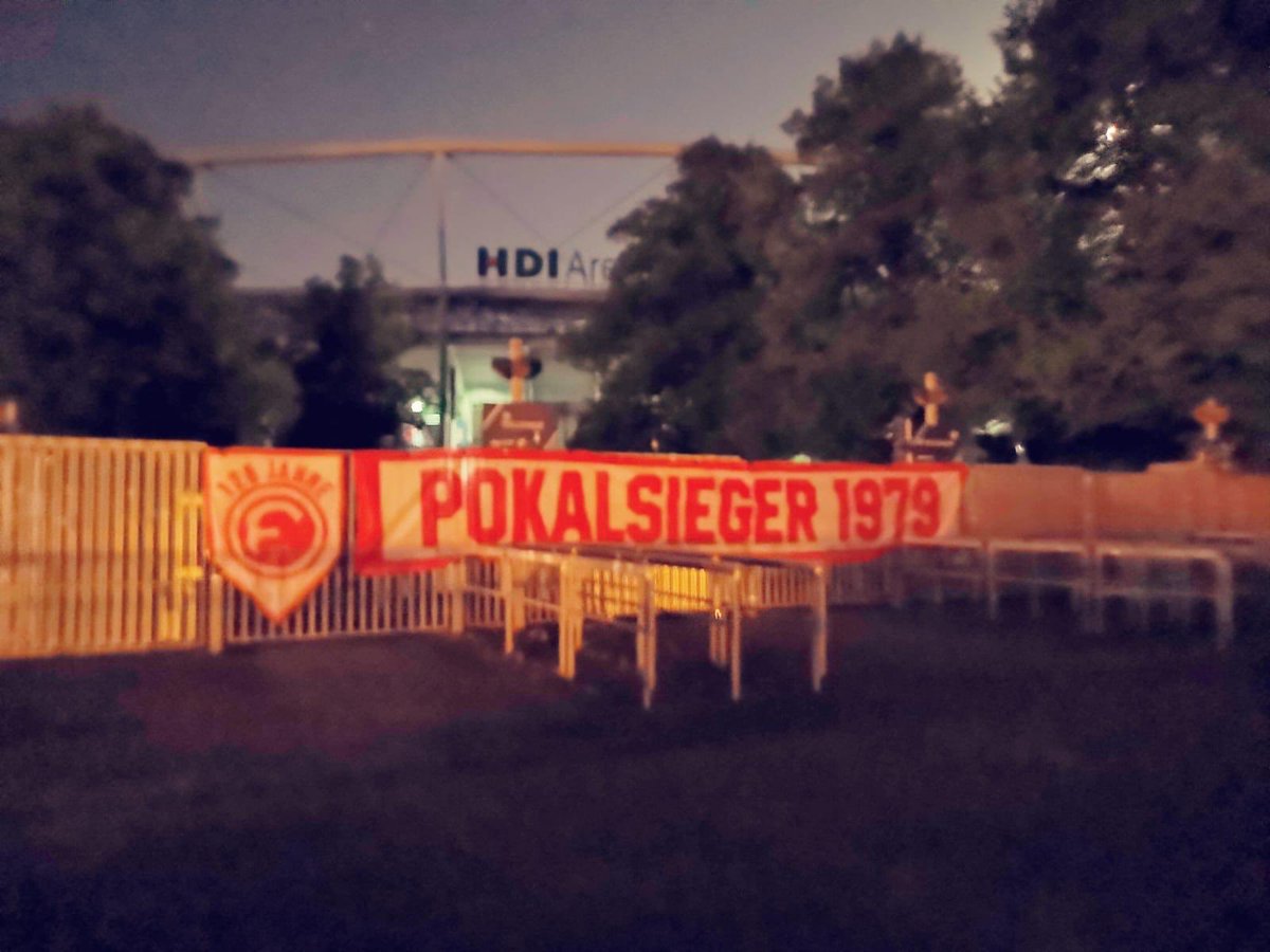 f95's tweet photo. Nicht nur in Düsseldorf hängt heute rot-weiße Deko: Diese Fotos haben uns aus Köln, Hannover und Gelsenkirchen erreicht - wo wir die größten Erfolge in 125 Jahren Vereinsgeschichte gefeiert haben! 🏆

#f95 | 🔴⚪️ | #Fortuna125 https://t.co/jDgqFT9gC5