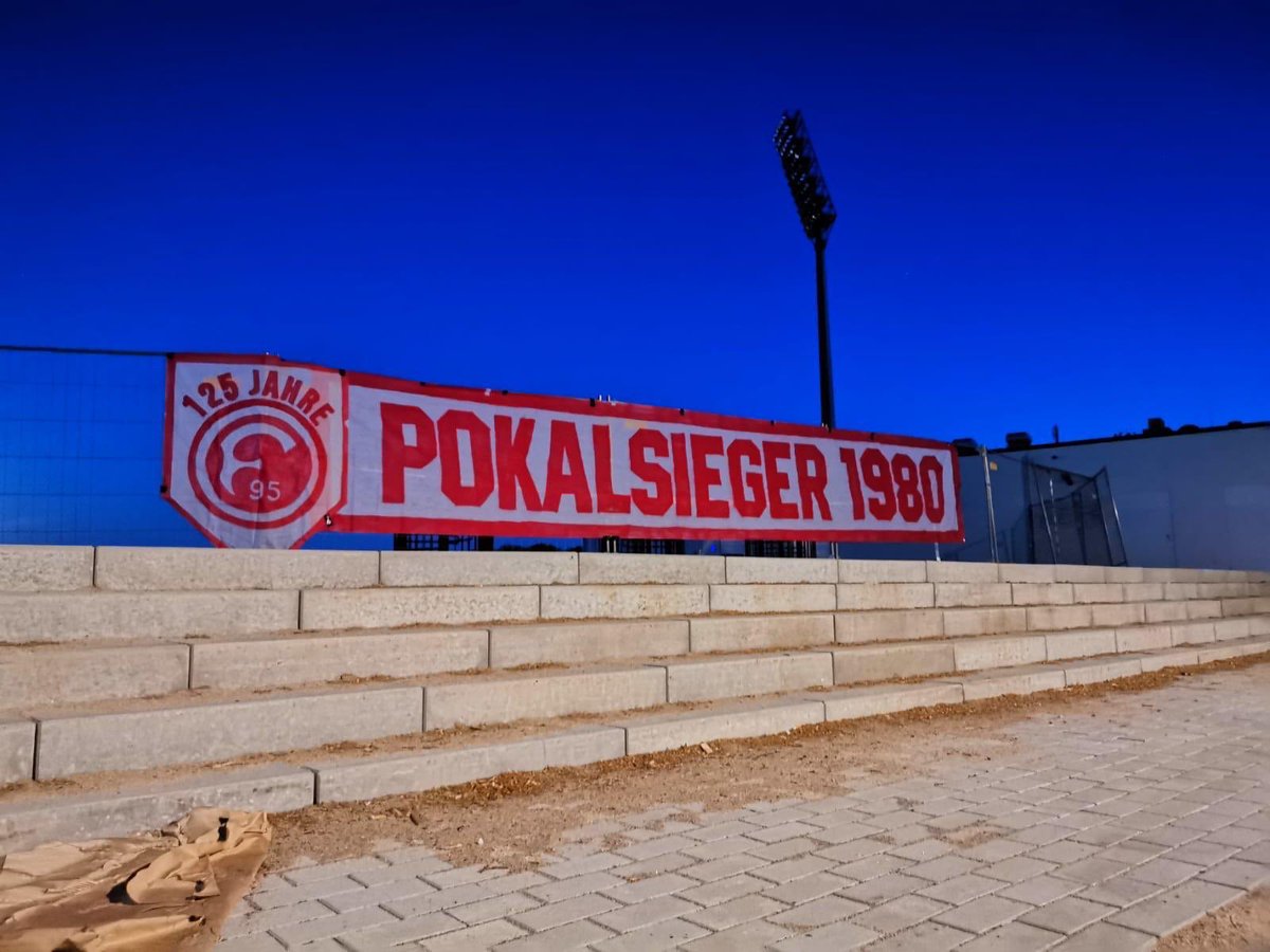 f95's tweet photo. Nicht nur in Düsseldorf hängt heute rot-weiße Deko: Diese Fotos haben uns aus Köln, Hannover und Gelsenkirchen erreicht - wo wir die größten Erfolge in 125 Jahren Vereinsgeschichte gefeiert haben! 🏆

#f95 | 🔴⚪️ | #Fortuna125 https://t.co/jDgqFT9gC5