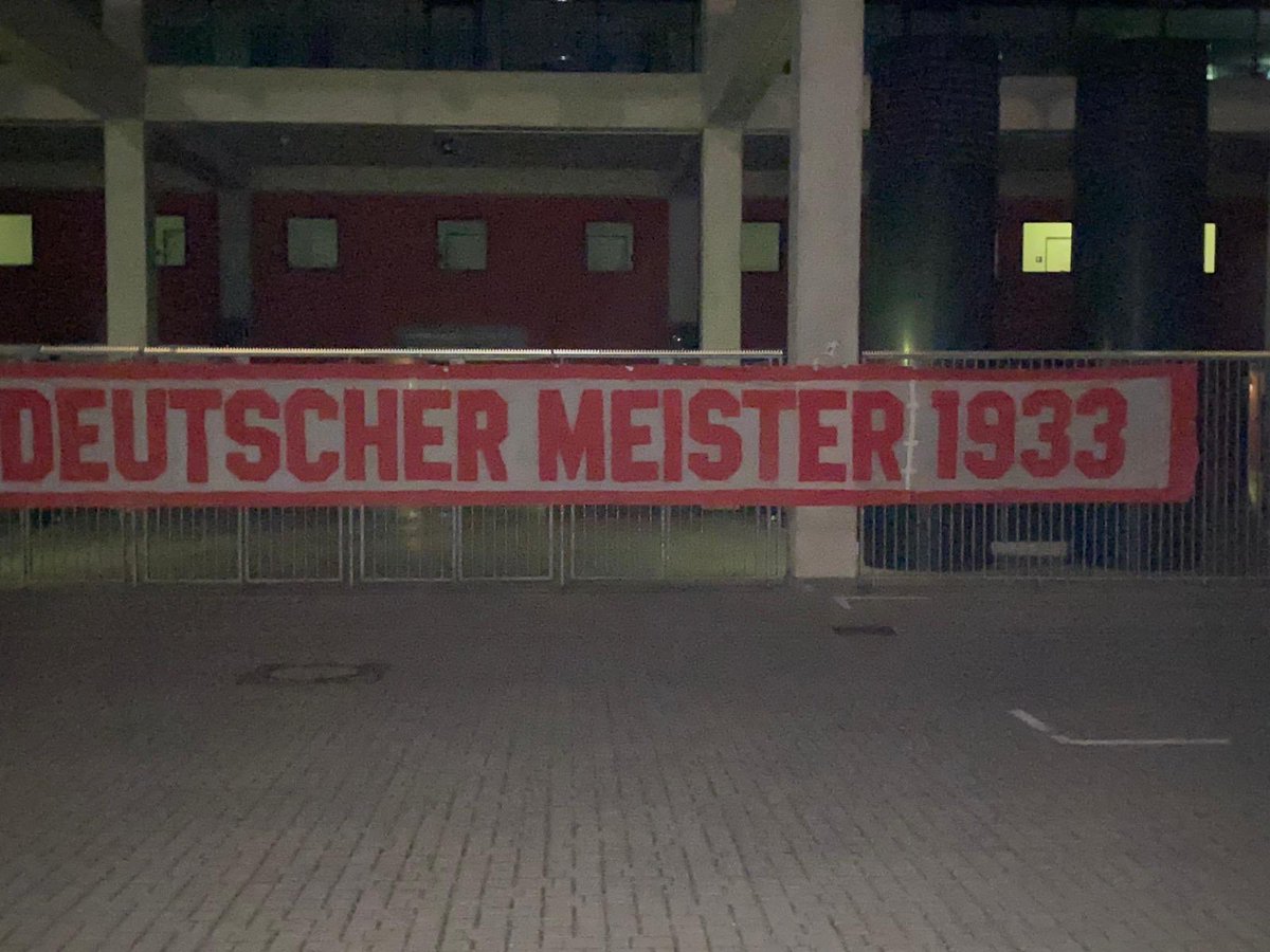 f95's tweet photo. Nicht nur in Düsseldorf hängt heute rot-weiße Deko: Diese Fotos haben uns aus Köln, Hannover und Gelsenkirchen erreicht - wo wir die größten Erfolge in 125 Jahren Vereinsgeschichte gefeiert haben! 🏆

#f95 | 🔴⚪️ | #Fortuna125 https://t.co/jDgqFT9gC5