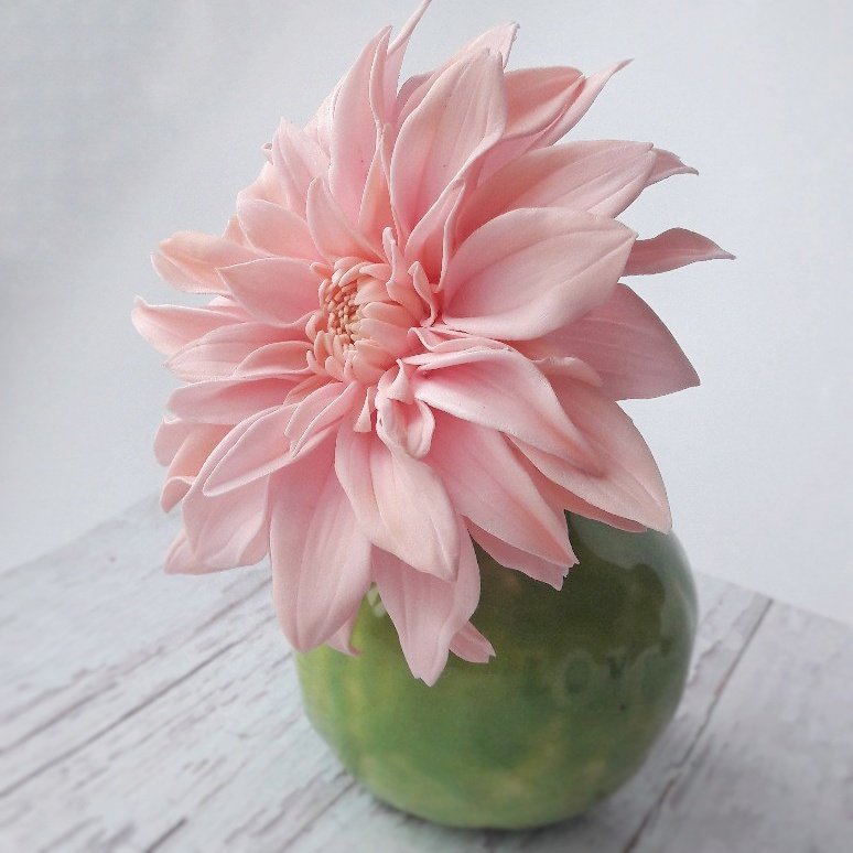 ELflowersART's tweet photo. Pink Dahlilas
.
.
Flowers my Etsy shop💕 Link to bio 
.
.
#Artificial #flowersbox #flowers #dahlilas #pinkflowers #pink #bouquet https://t.co/yegHSqaqcH