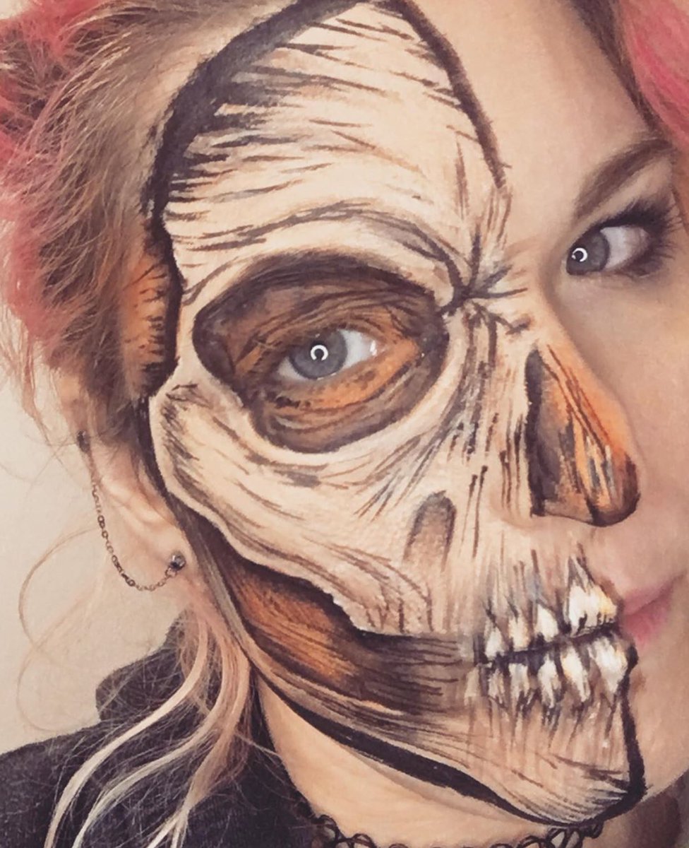 Anotheryoufp's tweet photo. Been a long time since I’ve painted myself so a simple one to ease back into it #selfpaint #facepaint #skull #skullfacepaint #dfxfacepaint #anotheryoufp #halloween #makeup #skeleton #sfx #halloweeenideas #facepainter @kellie_jaynes_art #dfx #halloweenmakeup https://t.co/CSON0PvrI3