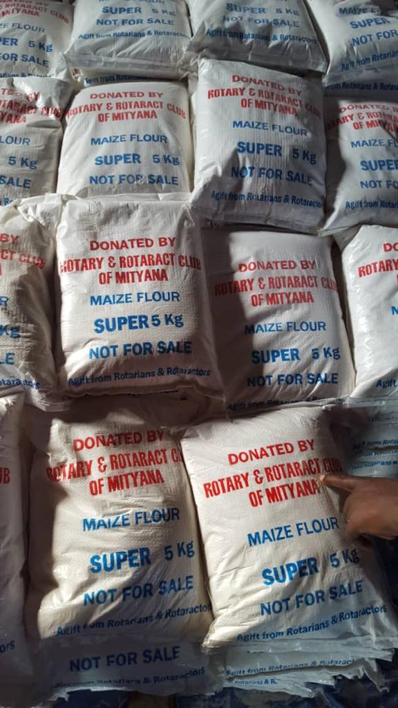 RMityana's tweet photo. Together with our mother club,today we have donated 150 bags(5kg) of Maize flour to Mityana district COVID -19 task force, this food will be given to Mityana district taxi Drivers Association 
#AloneTogether 
#StaySafeUG 
#StayHome 
#rotaract #rotary #d9211 https://t.co/7qrBhRlEBO