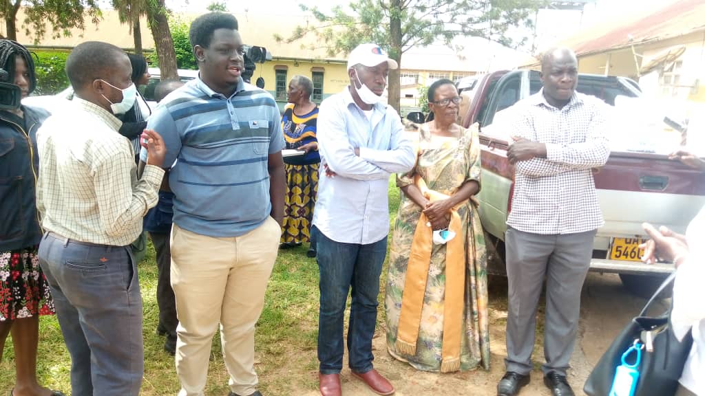 RMityana's tweet photo. Together with our mother club,today we have donated 150 bags(5kg) of Maize flour to Mityana district COVID -19 task force, this food will be given to Mityana district taxi Drivers Association 
#AloneTogether 
#StaySafeUG 
#StayHome 
#rotaract #rotary #d9211 https://t.co/7qrBhRlEBO