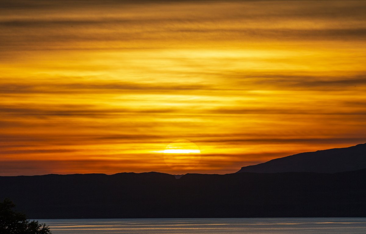 StephenLawson52's tweet photo. And another spectacular sunset last night at Oban on West coast of Scotland. @StormHour @EarthandClouds @CanonUKandIE @VisitScotland @obantweet #sunset #Oban #westisbest #Argyll  #Scotland #sunsets #Weather https://t.co/4PeEXlNmoV
