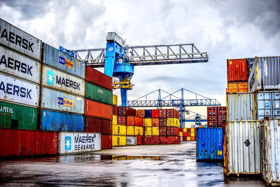 Notre futur nouveau Combi est arrivé en France !!! El Hermano se trouve actuellement dans l'un de ces  containers! Mais il n'est pas encore apte à rouler, il faudra d'abord qu'il passe la douane et que nous trouvions un transporteur pour le récupérer... #Combi #LeHavre #France