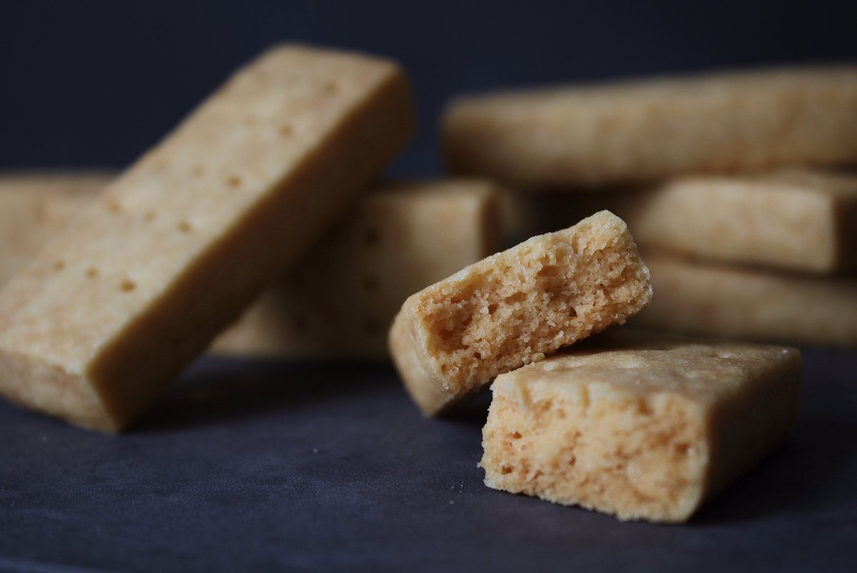 Sucre 吉田ななこ On Twitter ショートブレッドを作りました ここでの Short はサクサクしたとか ほろほろしたという意味です シンプルな材料なので粉やバターの味を楽しめるお菓子です なんだかやみつきになっちゃうんですよねぇ お茶のお供にぜひ