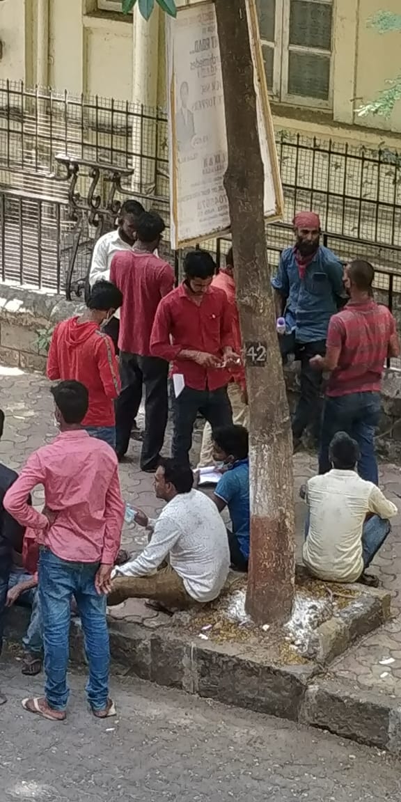 ADWAITMANGALORE's tweet photo. @Better4Gamdevi 😱 Migrants,who Come to the #GamdeviPoliceStation for filling forms to go home. If this #SocialDistancing is flouted this service may have to be Reconsidered #MaintainSoberDistance #Lockdown3guidelines
@CPMumbaiPolice @MumbaiPolice @MPLodha @mybmcWardD https://t.co/7bw2CZweEc