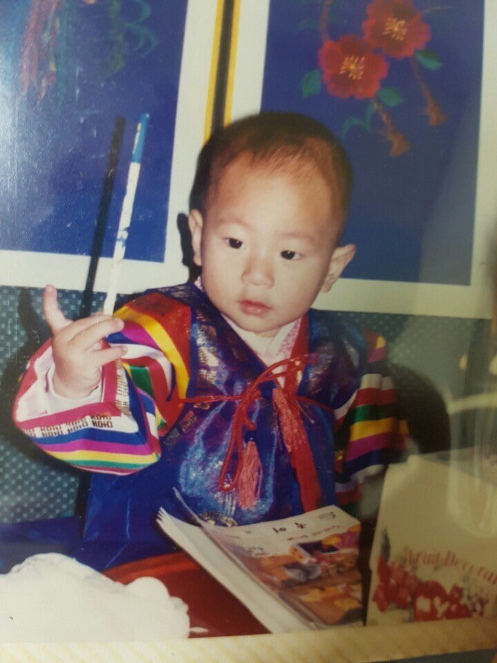 knk_jonbeo's tweet photo. 돌잡이때 연필 잡았는데..ㅜ 관심 1도 없어보임 https://t.co/utWS1W5CqZ