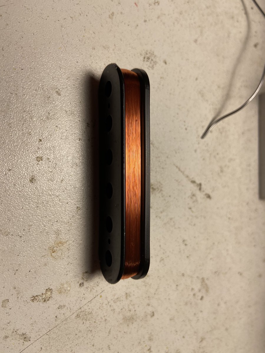 aliagaluthier's tweet photo. Primer trabajo después de el parón por el confinamiento. 
Pastilla mas66 WRX Custom, compensada para hacer split. #aliagaluthier #custompickups #mas66pickups #guitar #guitarporn @mas66pickups #handmade #handmadepickups @aliagaluthier https://t.co/Vzle3DmOoa