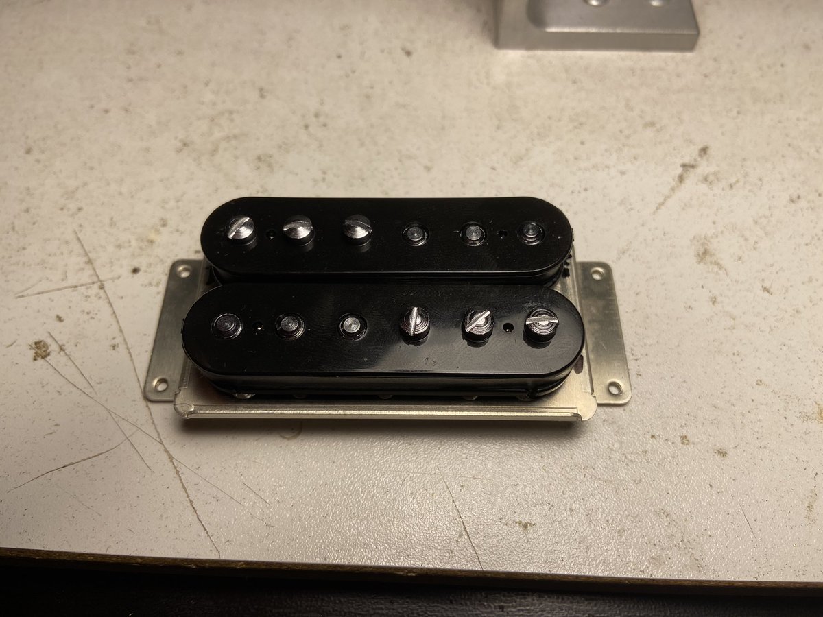 aliagaluthier's tweet photo. Primer trabajo después de el parón por el confinamiento. 
Pastilla mas66 WRX Custom, compensada para hacer split. #aliagaluthier #custompickups #mas66pickups #guitar #guitarporn @mas66pickups #handmade #handmadepickups @aliagaluthier https://t.co/Vzle3DmOoa