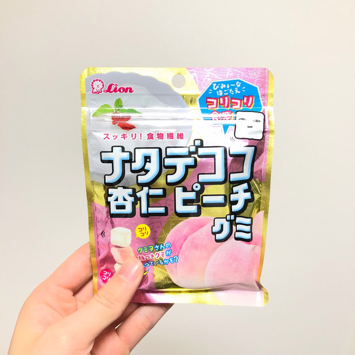 Wakuta 今日も今日とてグミがうまい 杏仁ピーチ味ではなく ピーチ味と杏仁味でした ピーチ味は桃水のような優しい桃の味 杏仁味は固めの杏仁豆腐の味 杏仁味のグミは初めて食べたので グミとの相性の良さにびっくりドンキーでした 美味しい