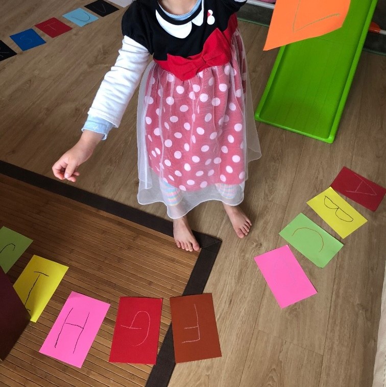 BsVfoundation's tweet photo. Miss Siobhan PowerPoints are amazing, Miss Angela’s phonics games are great fun, we learn and enjoy #PhonicsAtHome #FunphonicsLearning #WritingIsNice #PhonicsAreCool #BSV #CognitaWay @BritishValencia https://t.co/ZZt910u02J