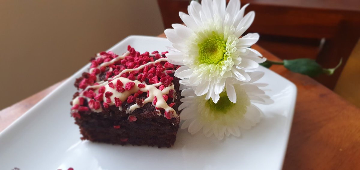 brownie_bh's tweet photo. Vegan White Chocolate and Raspberry Brownie 
#Vegan #whitechocolate #raspberry #brownies #veganlife #baking https://t.co/AAJwPs8esF