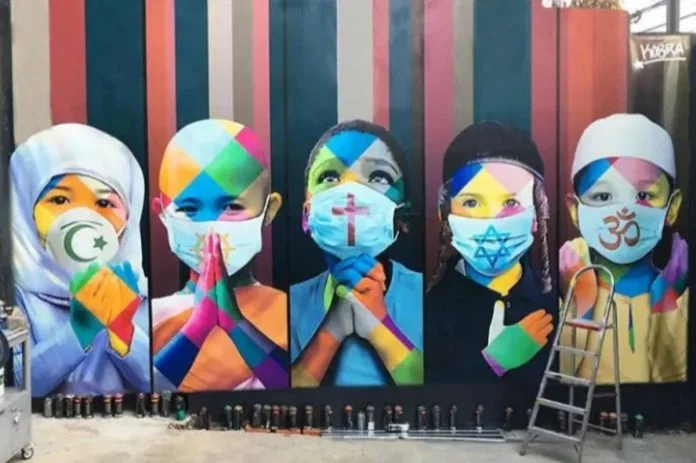 OrgoglioSP's tweet photo. L'Artista brasiliano @kobrastreetart mostra nella sua opera che in questo momento di crisi per #COVID19  dobbiamo sapere che la fede in #DIO deve unire e non dividere. Solo Uniti potremo sconfiggere il #CoronaVirus e tornare alla nostra vita, magari migliorati dopo il #lockdown https://t.co/7GB9aHl8aM
