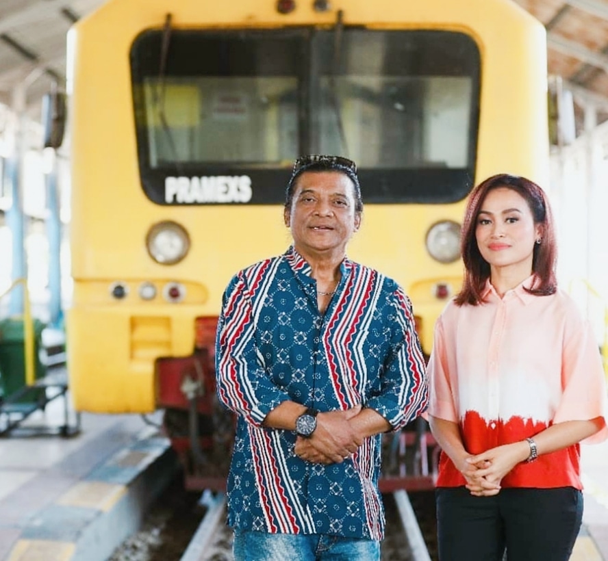 Foto dg mas Didi kempot, sesaat setelah ngobrol tentang perjalanan hidup dan karya nya. Mengenang lord didi, malam nanti pukul 22.00 <a href="/langitRTV/">RTV</a> <a href="/lensaRTV/">Lensa Indonesia RTV</a> akan kembali menayangkan perbincangan dg sang maestro. Sugeng tindak mas didi..🙏
#SobatAmbyarBerduka #didikempotmeninggal