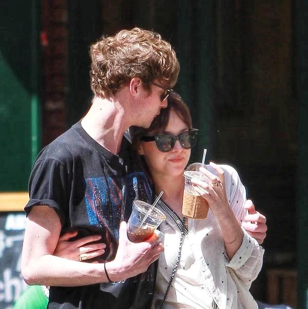 aloh0mora_'s tweet image. We will never get a content like this. Ever #matthitt #DakotaJohnson