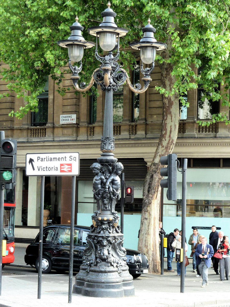 Gaslight of the Day, No.34 [Charing Cross/Trafalgar Square] (would suit Paris better, I think)