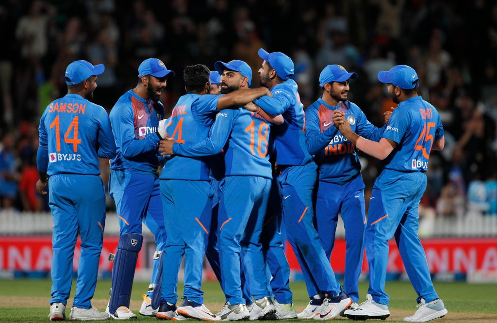 imjadeja's tweet photo. The joy of celebrating a wicket with your teammates 🇮🇳💙 #throwback #bcci https://t.co/Pt22CD1EtA