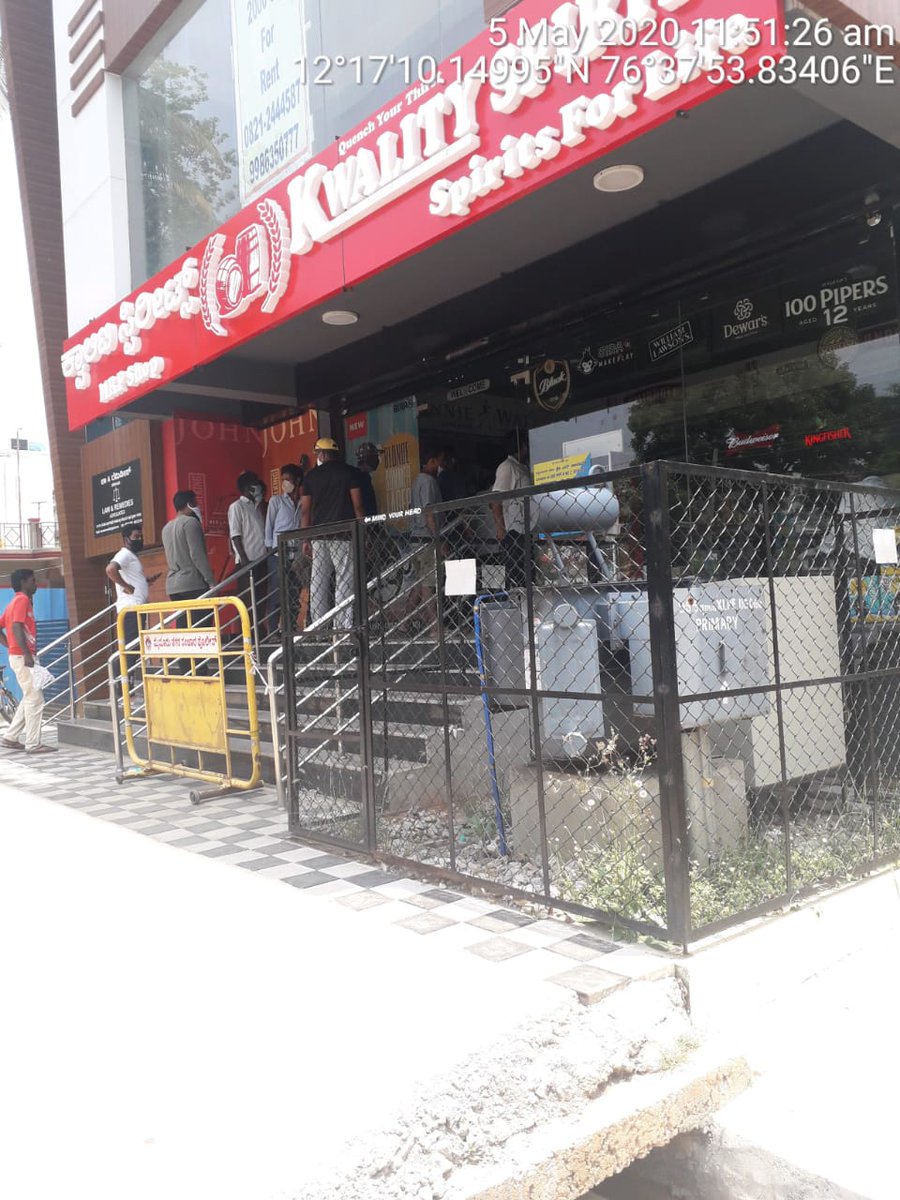 Mysoorunews_com's tweet photo. #Mysuru #MCC squad fined 2 #Bars violating #SocialDistanc & no #sanitizer #transaction bare hands at #Kuvempunagar @MysoorunewsC @mysurucitycorp @MCCComm_Mys @mcchealthoffice @DC_Mysuru @STSomashekarMLA @mepratap @CPMysuru @Mysuru_district @voiceofmysuru https://t.co/dEz9MUDiw9