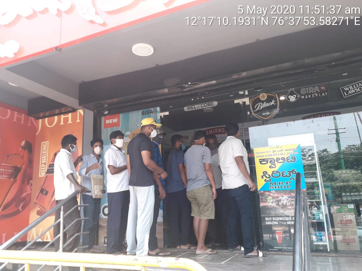Mysoorunews_com's tweet photo. #Mysuru #MCC squad fined 2 #Bars violating #SocialDistanc & no #sanitizer #transaction bare hands at #Kuvempunagar @MysoorunewsC @mysurucitycorp @MCCComm_Mys @mcchealthoffice @DC_Mysuru @STSomashekarMLA @mepratap @CPMysuru @Mysuru_district @voiceofmysuru https://t.co/dEz9MUDiw9