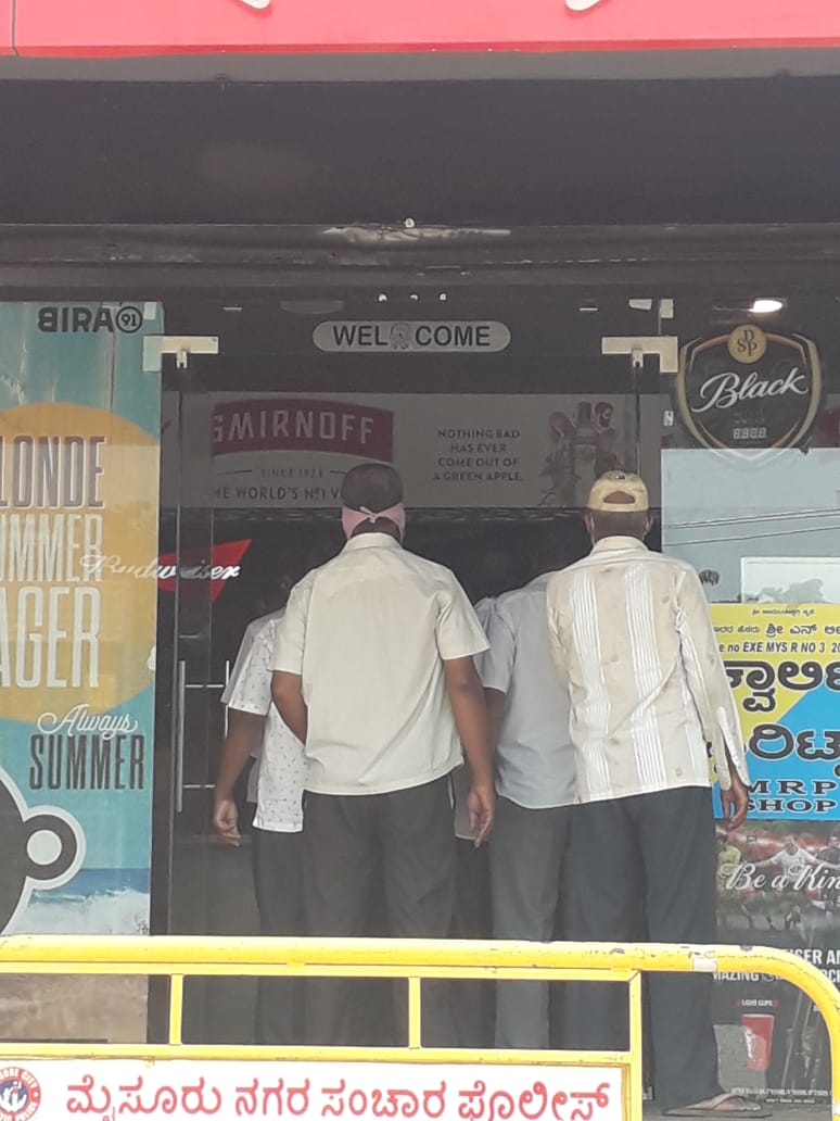 Mysoorunews_com's tweet photo. #Mysuru #MCC squad fined 2 #Bars violating #SocialDistanc & no #sanitizer #transaction bare hands at #Kuvempunagar @MysoorunewsC @mysurucitycorp @MCCComm_Mys @mcchealthoffice @DC_Mysuru @STSomashekarMLA @mepratap @CPMysuru @Mysuru_district @voiceofmysuru https://t.co/dEz9MUDiw9