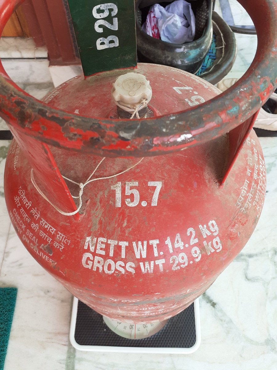 pankajmohan202's tweet photo. @DmJodhpursir 2kg less lpg delivered on 5/5/2020 https://t.co/wz0r012JOD
