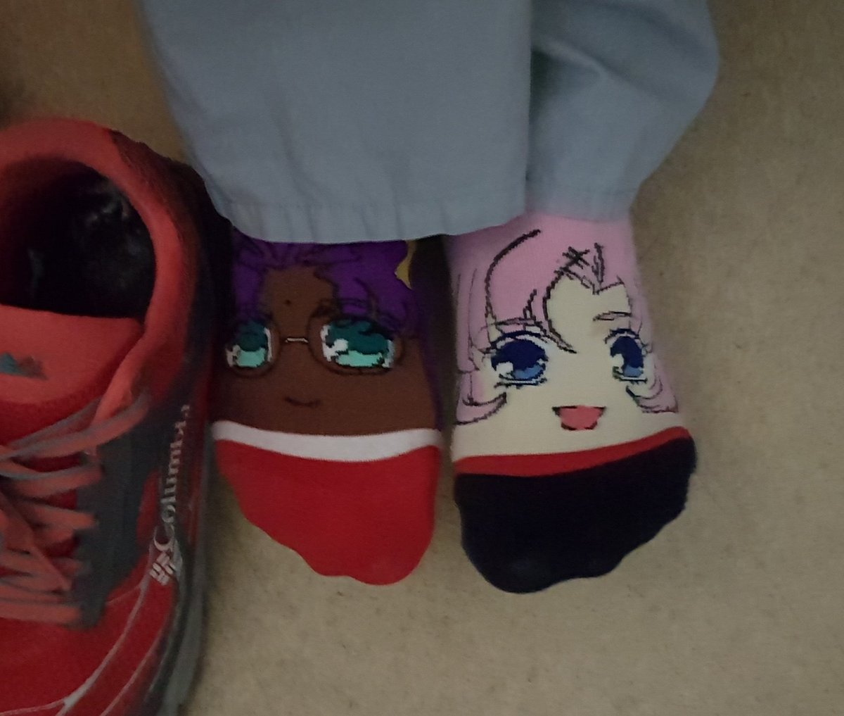 ohtori_nu's tweet photo. Some poor fool coworker: YoUr SoCkS dOn'T mAtCh https://t.co/RT1ms8VQdb