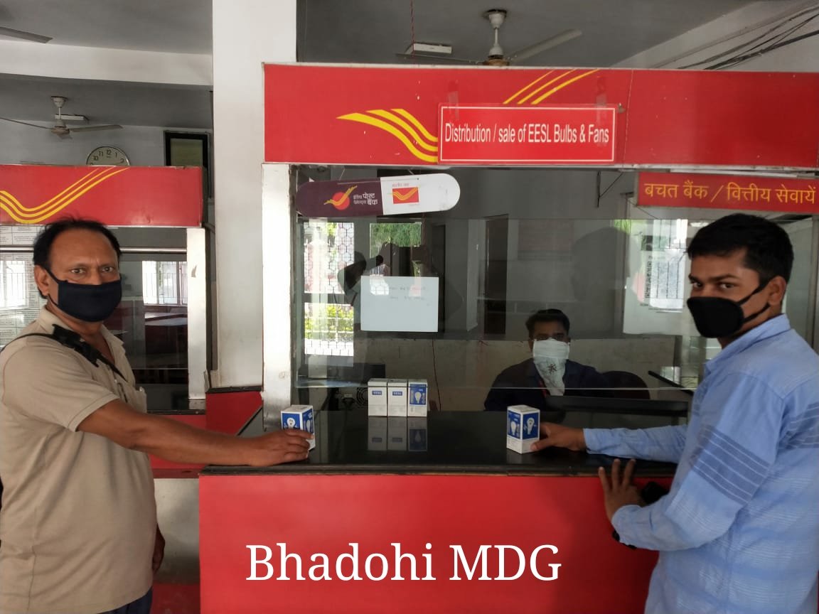 vivekji6's tweet photo. In this tym of pandemic, the LED bulb of #UJALA @EESL_India is not deprived of publishing the society.
#POSTOFFICES &amp; #INDIANOIL petrol pumps are Illuminating the house of consumers.
#UjalaPrakashPathKa
@venkat_dwivedi @TarunTayal19 @Prabhat06May @alok1808 @VipulEn55 @MD_PuVVNL https://t.co/PqFwM6Qaa9