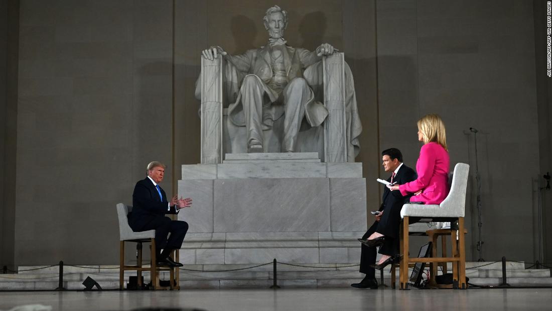 CNNPolitics's tweet photo. Interior secretary relaxed rules so President Trump could hold Fox News interview at Lincoln Memorial, the New York Times reports https://t.co/RfmDbWC2MJ https://t.co/kvfZeoGQtY