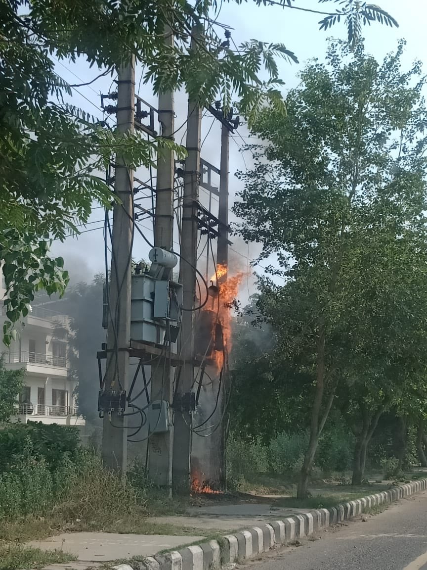 DeoBazaar's tweet photo. @cmohry plz see this situation in sector 47 gurgaon,haryana main road https://t.co/3qk6HkJ801