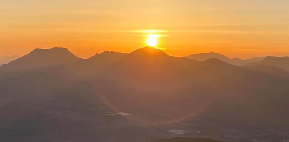 welshdroneman's tweet photo. Watching the sunset from the top of Manod Mawr (big) Mountain..the mountain I’m up is the one directly behind my house, looking at the range in front of my house!!
#Snowdonia #Sunset #Manod #BlaenauFfestiniog #NorthWales https://t.co/GotYz2vY30