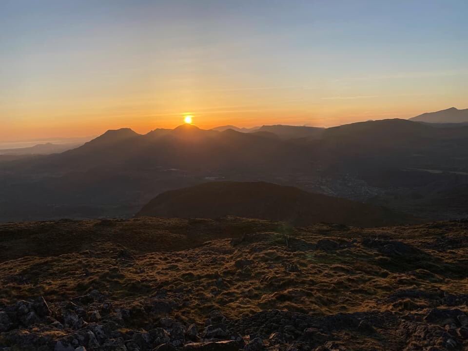 welshdroneman's tweet photo. Watching the sunset from the top of Manod Mawr (big) Mountain..the mountain I’m up is the one directly behind my house, looking at the range in front of my house!!
#Snowdonia #Sunset #Manod #BlaenauFfestiniog #NorthWales https://t.co/GotYz2vY30