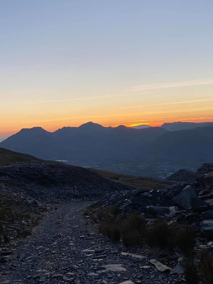 welshdroneman's tweet photo. Watching the sunset from the top of Manod Mawr (big) Mountain..the mountain I’m up is the one directly behind my house, looking at the range in front of my house!!
#Snowdonia #Sunset #Manod #BlaenauFfestiniog #NorthWales https://t.co/GotYz2vY30