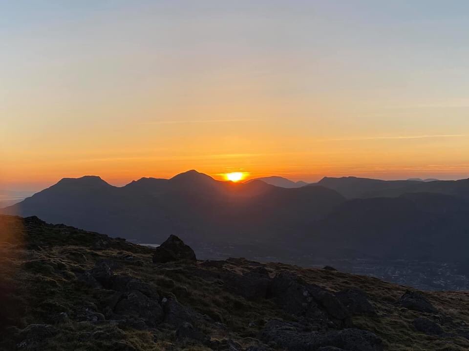 welshdroneman's tweet photo. Watching the sunset from the top of Manod Mawr (big) Mountain..the mountain I’m up is the one directly behind my house, looking at the range in front of my house!!
#Snowdonia #Sunset #Manod #BlaenauFfestiniog #NorthWales https://t.co/GotYz2vY30