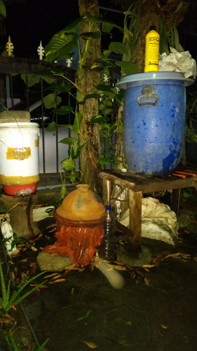 Cara Membuat Komposter
1-6

Komposter berguna untuk mengubah sampah organik rumah tangga menjadi pupuk kompos padat &amp; cair.

Biar ada kerjaan &amp; seksi aja sih 🤭🤭

Pakai barang bekas dll saja

Alat &amp; bahan
...
#BanggaBertani
#programfolback
<a href="/TheArieAir/">Arie Dirgantara</a> 
<a href="/guna2aji/">Mas Mbareb</a> 
<a href="/Lerry28/">Lerry Reinato</a>