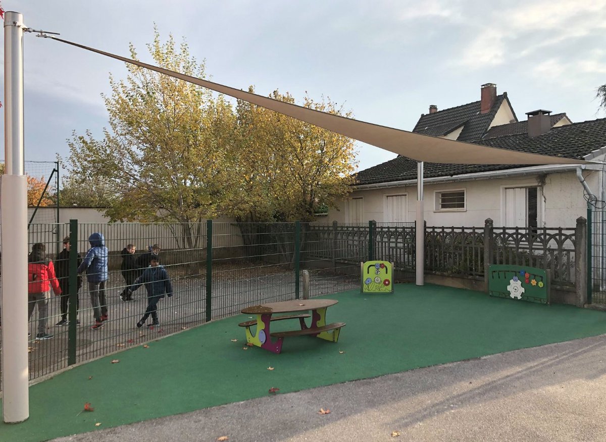 QualiCite_En's tweet photo. In Bouray-sur-Juine, #Essonne #France, young #children are learning to recognize the animals’ voices with this beautiful and #playful panel 😍🐮🐷🐓 #playground #play https://t.co/3yfw9WXvFV