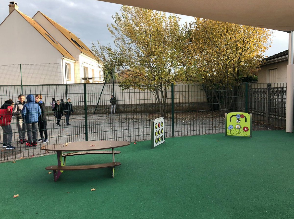 QualiCite_En's tweet photo. In Bouray-sur-Juine, #Essonne #France, young #children are learning to recognize the animals’ voices with this beautiful and #playful panel 😍🐮🐷🐓 #playground #play https://t.co/3yfw9WXvFV