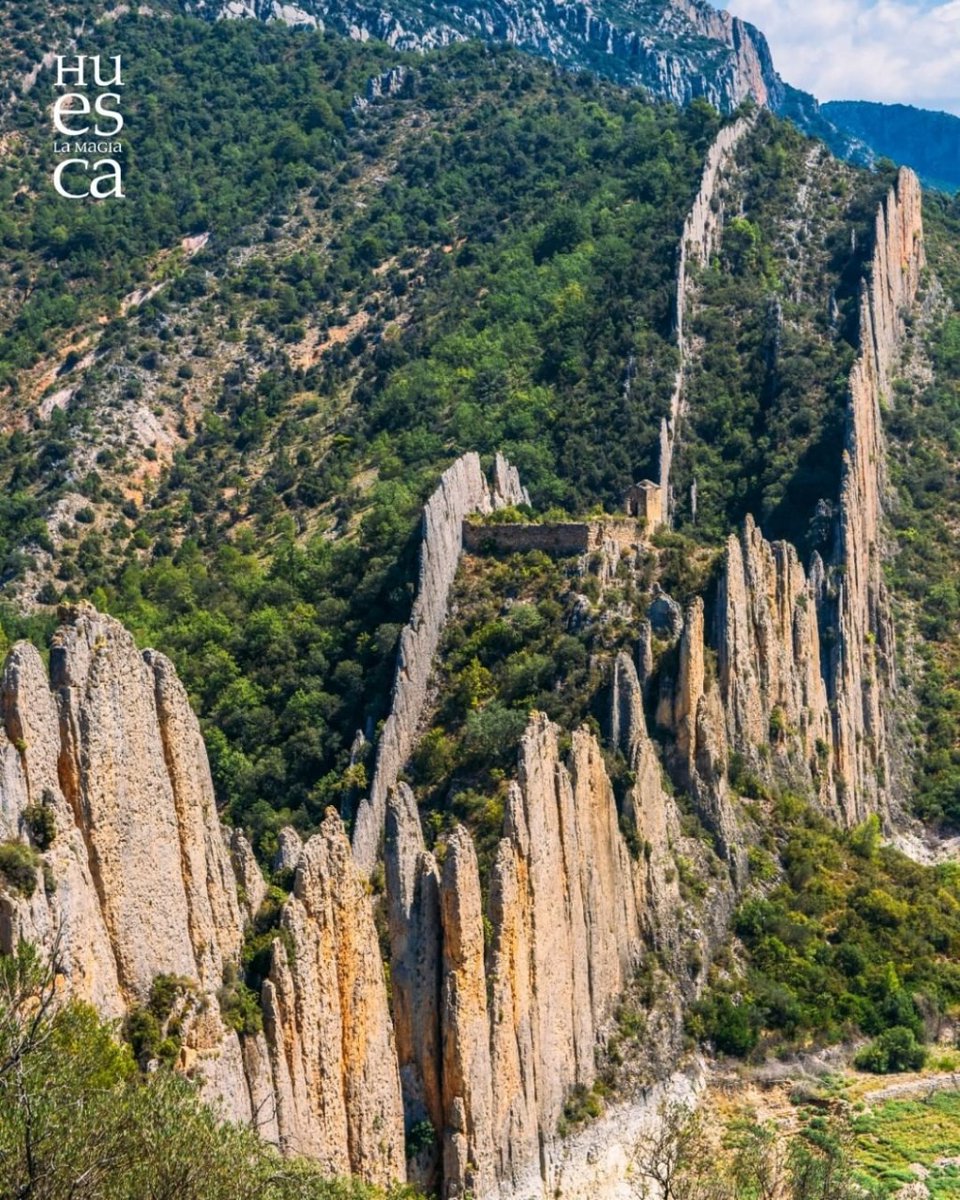 Huesca_LaMagia's tweet photo. La "#MurallaChina" de Huesca 😮😍 la Muralla Natural de Finestres escondiendo a su caprichosa ermita de San Vicente... ¡Volverá la magia de la naturaleza! https://t.co/rS87WfeJwL