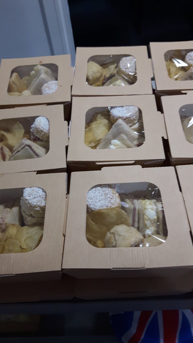 GarryReed13's tweet photo. Were handing out the picnic boxes at Bourke gardens ready for the VE day party and they do look good @forviva_group @ForHousing @Dawnpspeed @Torbrad31 @Carlyforhousing @CateringAcademy https://t.co/cKMpDs5kQf