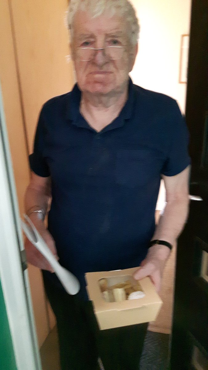 GarryReed13's tweet photo. Were handing out the picnic boxes at Bourke gardens ready for the VE day party and they do look good @forviva_group @ForHousing @Dawnpspeed @Torbrad31 @Carlyforhousing @CateringAcademy https://t.co/cKMpDs5kQf