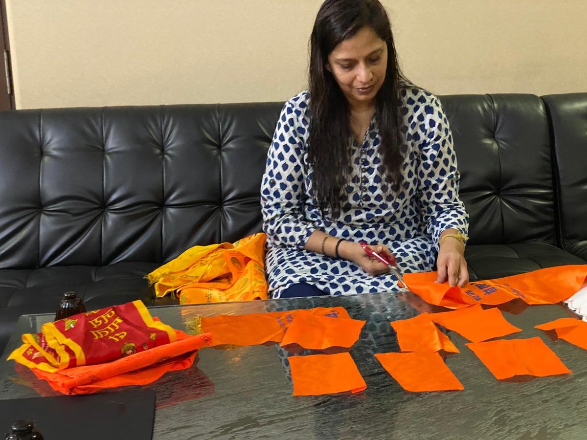 आज <a href="/BJP4Delhi/">BJP Delhi</a>  प्रदेश अध्यक्ष श्री <a href="/ManojTiwariMP/">Manoj Tiwari</a> जी को जीवन की संजीवनी बने हाथ से बने reusable #Mask दिये व अपने क्षेत्र को Sanitize करने के लिये Sanitization Machines दी। <a href="/blsanthosh/">B L Santhosh</a> Ji #CoronaWarriors