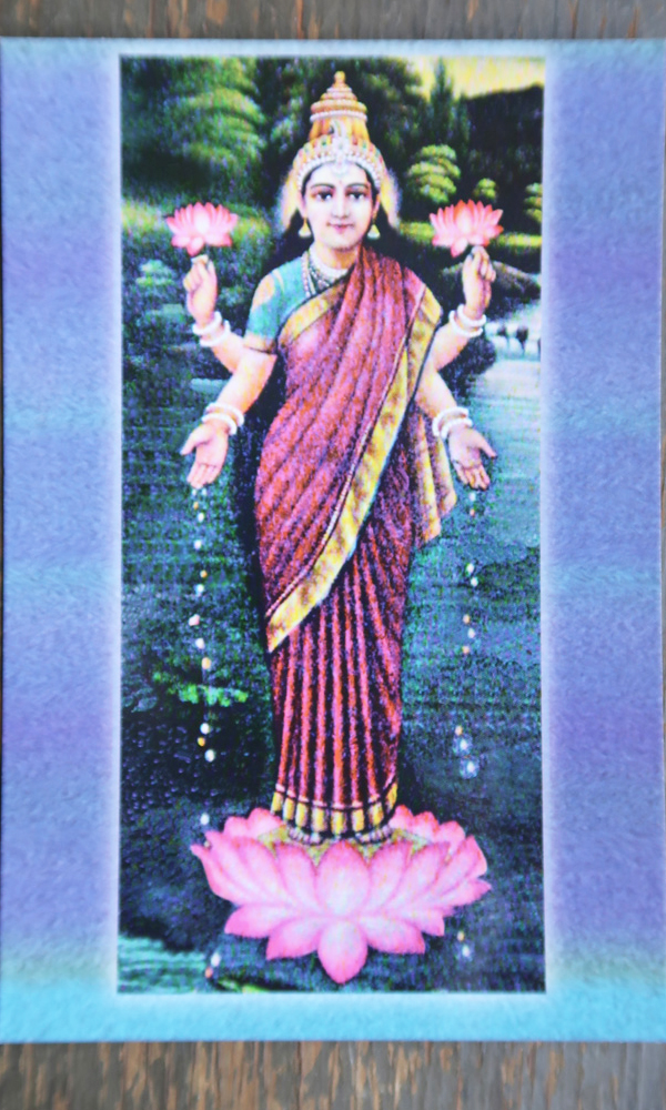 Sunder Kamal スンダルカマル 西洋画みたいないつもとちょっと違うテイストの ドゥルガー ラクシュミ サラスバティ T Co Rlpsdm1dae サラスバティ ラクシュミ ドゥルガ ヒンズー教 インド スンダルカマル 女神