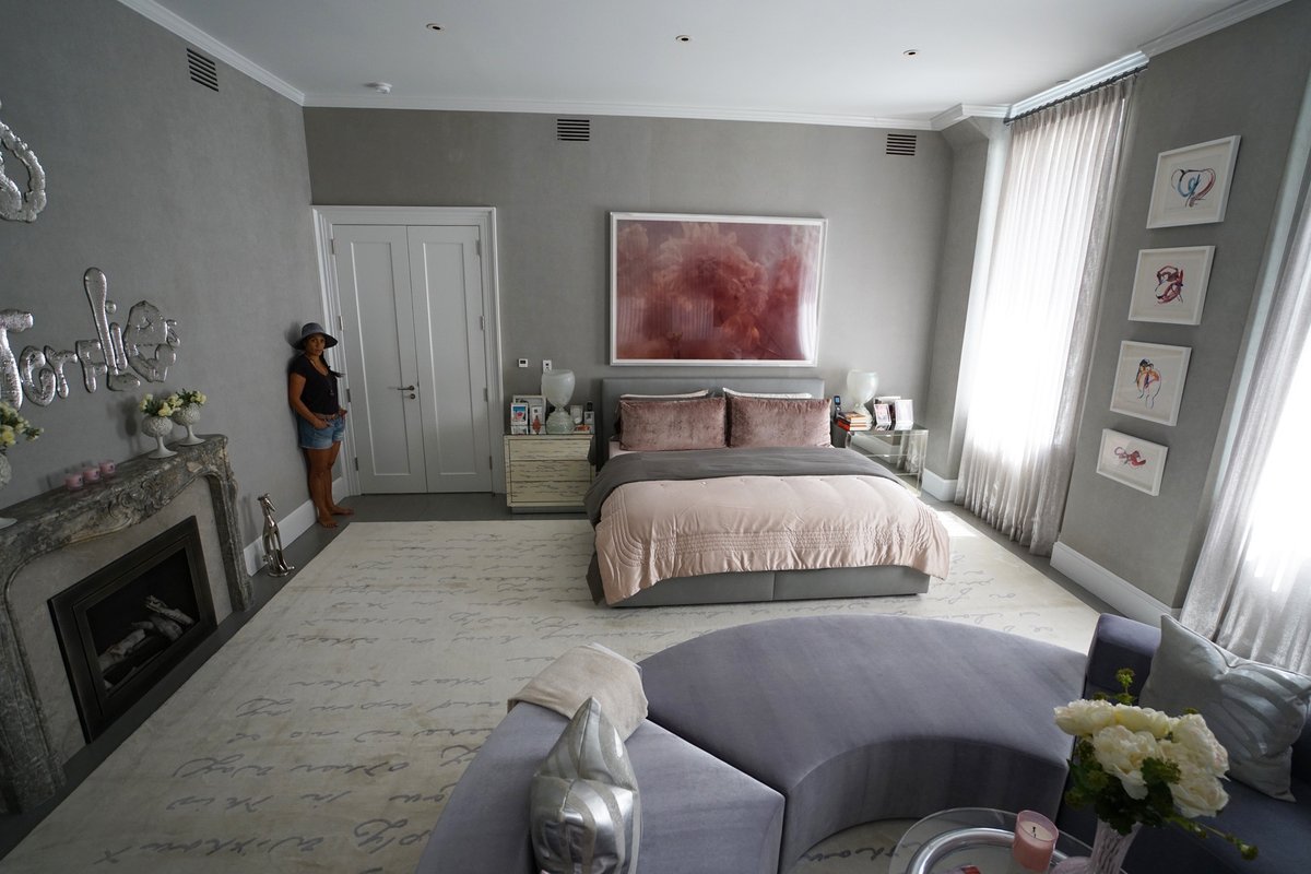 Checking in on our beautiful hand-knotted silk rug - A Spanish love ❤️ poem by ‘Pablo Neruda’ in our clients own handwriting. ✍️ .
.
.
#pabloneruda #love #handmade #goodweave #nepal #handknotted #silk #stayhome