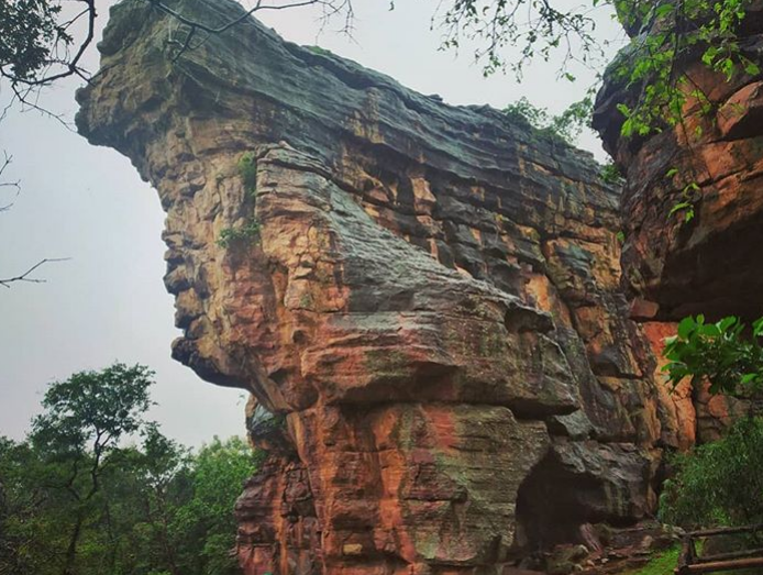 VertigoWarrior's tweet photo. Located 45 kms from Bhopal is the majestic site of Bhimbetka, probably the world`s oldest Rock Art Gallery. This UNESCO world heritage site has some rock paintings going as far back as 8000 B.C. i.e over 10,000 years ago..! https://t.co/9Wq5JuwnPU